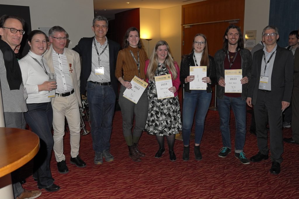Das Bild zeigt die Posterpreisträger und Jury (von links nach rechts) :
Prof. Marius Ader, (Prof. Diana Pauly, ist aber zu 95% verdeckt und nicht zu erkennen), Prof. Antje Grosche, Franz Badura, Prof. Thomas Langmann, Monika Ayten, Sandrine Künzel, Juliane Schikora, Alexander Neugebauer, Prof. Peter Charbel-Issa